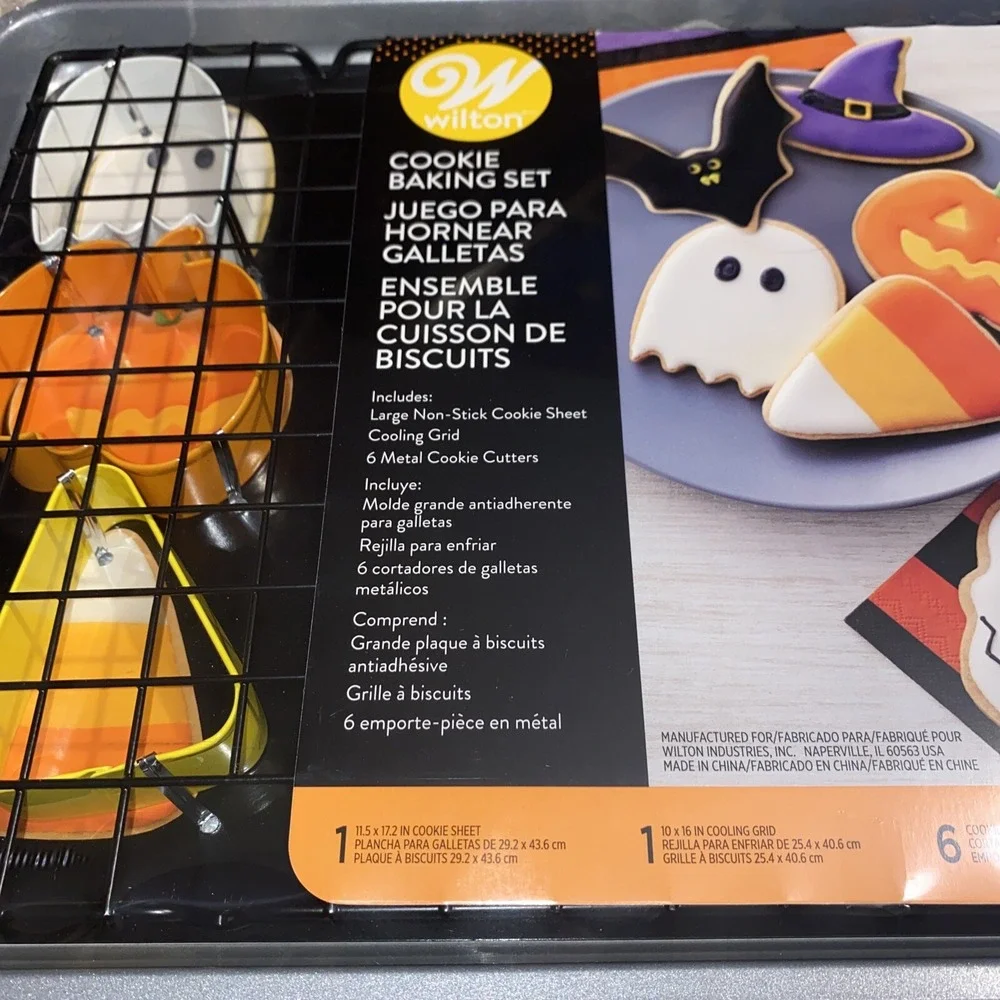 Wilton Halloween Cookie Baking Set‎ Cookie Sheet 6 Cutters + Cooling Rack